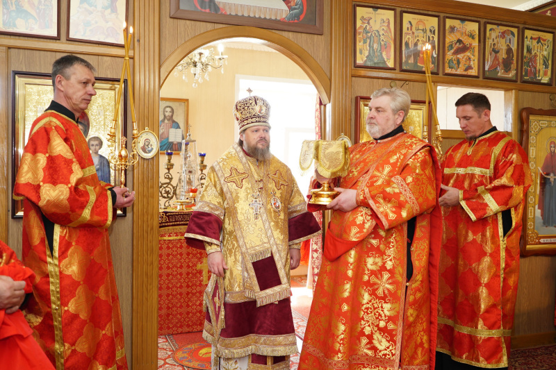 В пятницу Светлой седмицы епископ Серафим совершил Божественную литургию в храме Покрова Пресвятой Богородицы села Алтайское 