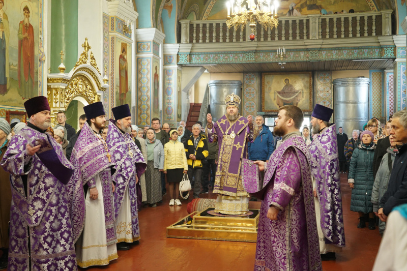 В Неделю 5-ю Великого поста, преподобной Марии Египетской, епископ Серафим совершил Божественную литургию в Успенском кафедральном соборе 