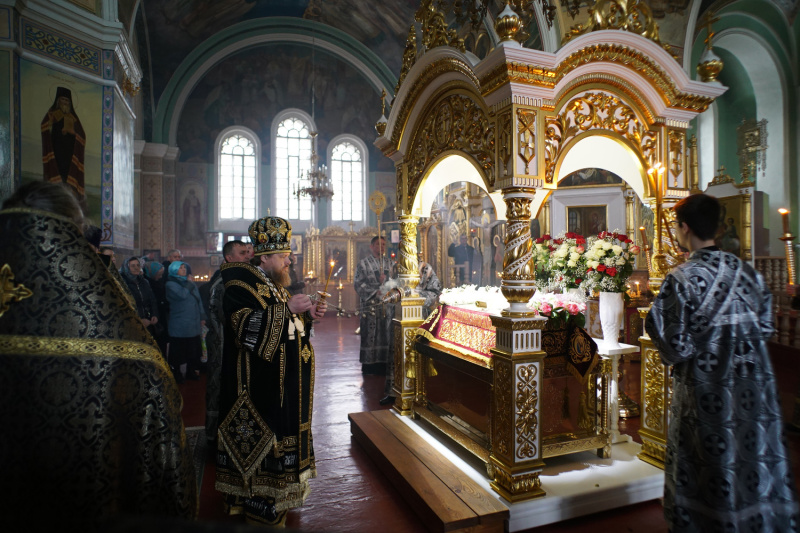 В канун Великой Субботы епископ Серафим совершил утреню с чином погребения в Успенском кафедральном соборе 