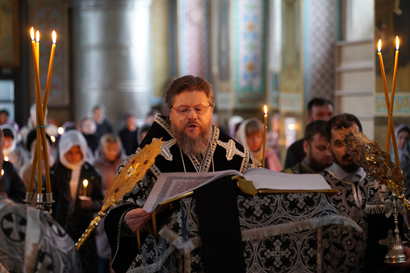 Накануне Великой Пятницы епископ Серафим совершил утреню с чтением двенадцати Страстных Евангелий в Успенском кафедральном соборе