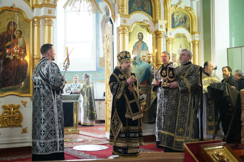 В Великую Среду епископ Серафим совершил литургию Преждеосвященных Даров в Успенском кафедральном соборе 