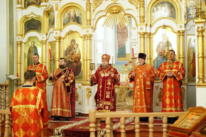Накануне Недели 2-й по Пасхе епископ Серафим совершил всенощное бдение в Успенском кафедральном соборе