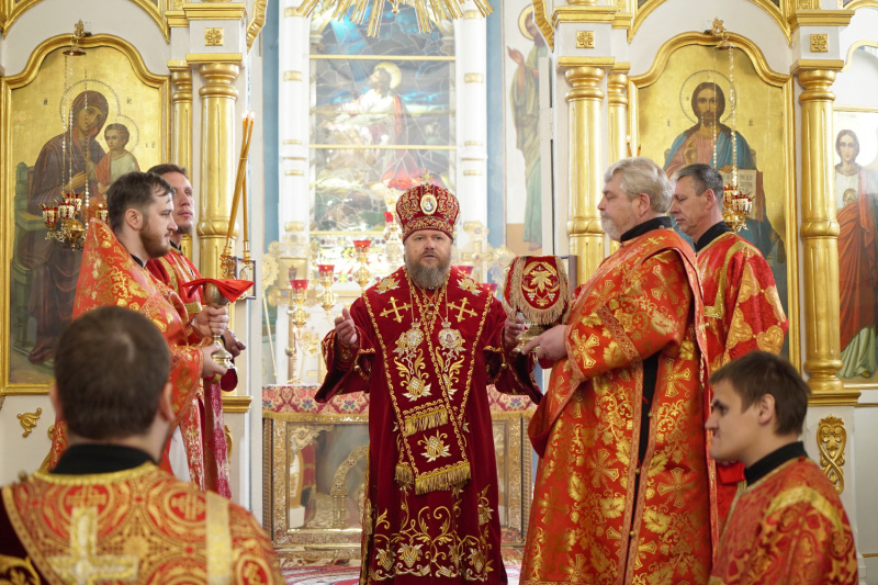 В Неделю 2-ю по Пасхе епископ Серафим совершил Божественную литургию в Успенском кафедральном соборе 