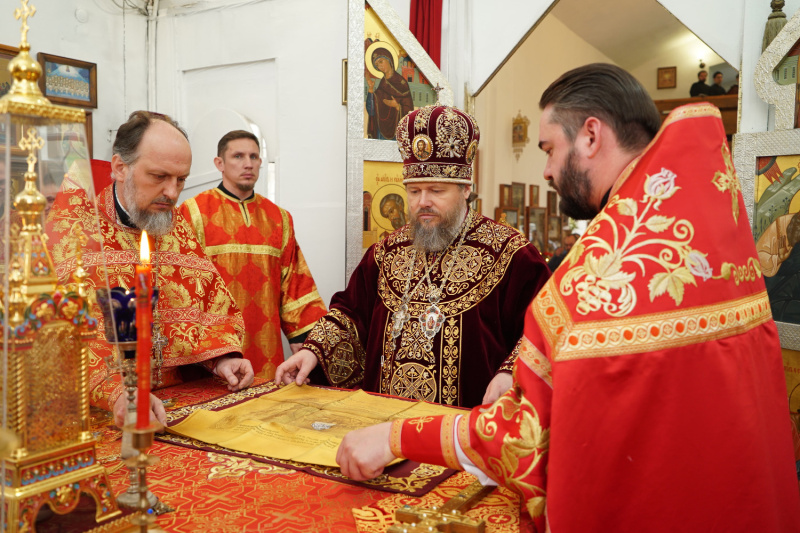 В субботу Светлой седмицы епископ Серафим совершил Божественную литургию в Пантелеимоновском соборе города Белокурихи 