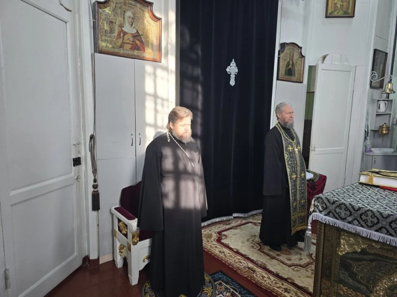 В четверг пятой седмицы Великого поста епископ Серафим молился за уставным богослужением в Успенском кафедральном соборе