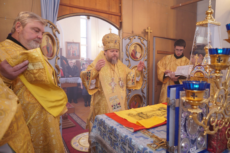 В Неделю 25-ю по Пятидесятнице епископ Серафим совершил Божественную литургию в храме Покрова Божией Матери села Красный Яр 