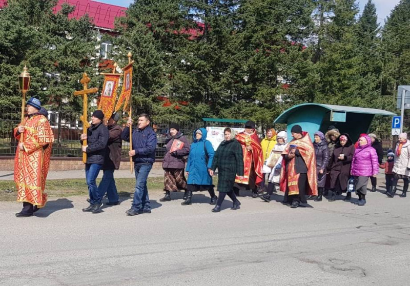 В день Светлого Христова Воскресения, в райцентре с. Алтайское состоялся традиционный Пасхальный крестный ход