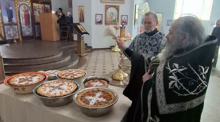 Настоятель храма Покрова Пресвятой Богородицы Свято-Макарьевской монашеской общины города Бийска совершил освящение колива  