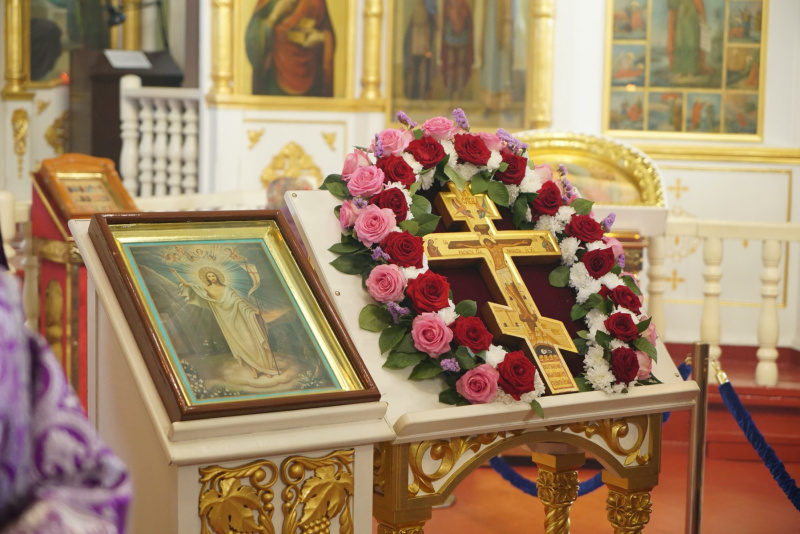 Накануне Недели 3-й Великого поста епископ Серафим совершил всенощное бдение с чином выноса Креста в Успенском кафедральном соборе