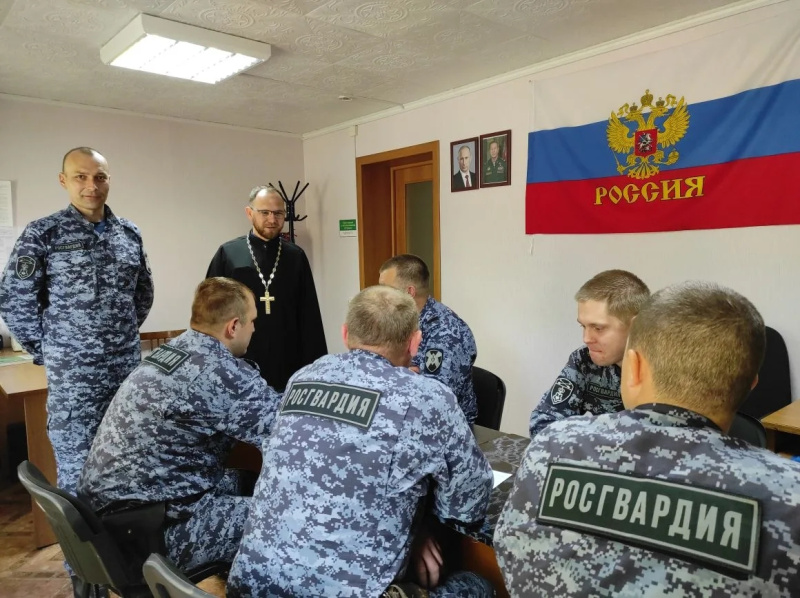 Благочинный Красногорского округа провел беседу с сотрудниками Росгвардии на тему «Духовный путь России»
