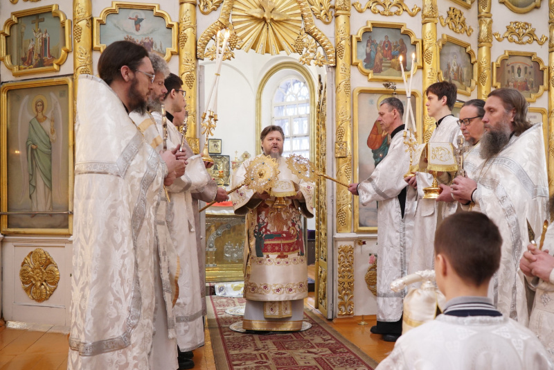 В праздник Собора Пресвятой Богородицы епископ Серафим совершил Божественную литургию в храме Казанской иконы Божией Матери города Бийска 