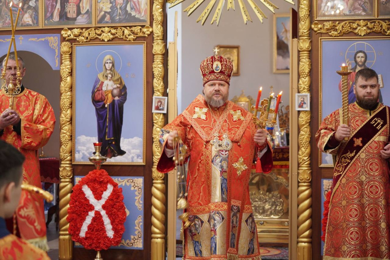 В четверг Светлой седмицы епископ Серафим совершил вечернее богослужение в храме Покрова Пресвятой Богородицы Свято-Макарьевской монашеской общины 