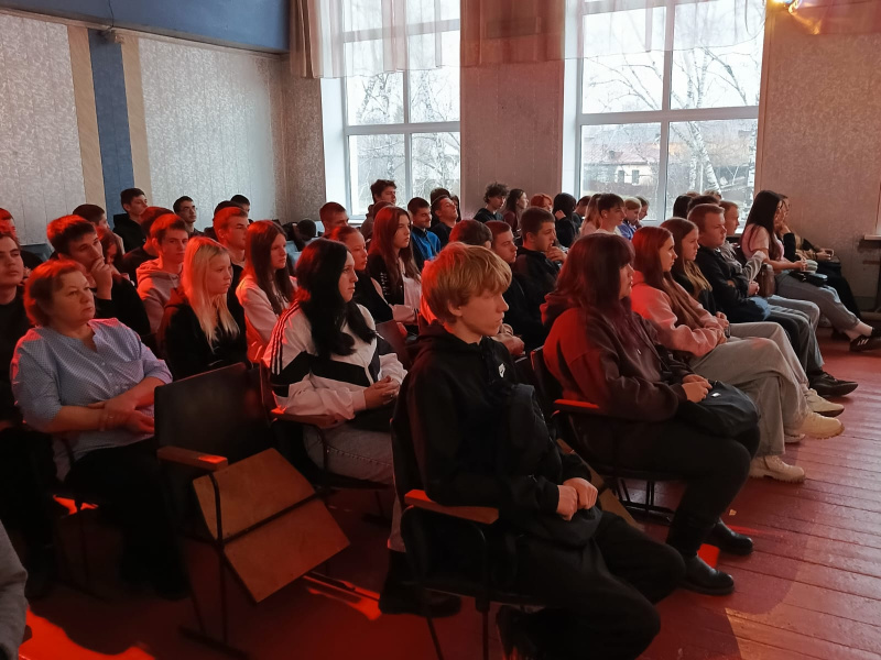 Настоятель храма Покрова Пресвятой Богородицы села Алтайское провёл информационный урок "Разговор о важном" для студентов колледжа 