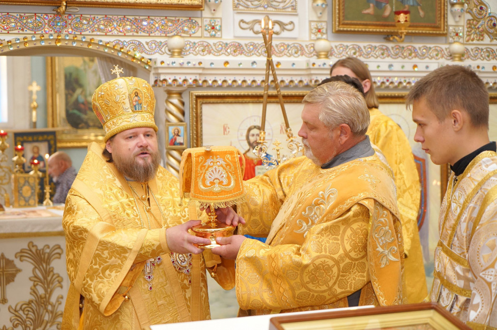 Епископ Бийский и Белокурихинский Серафим совершил Божественную литургию в Покровском храме города Бийска