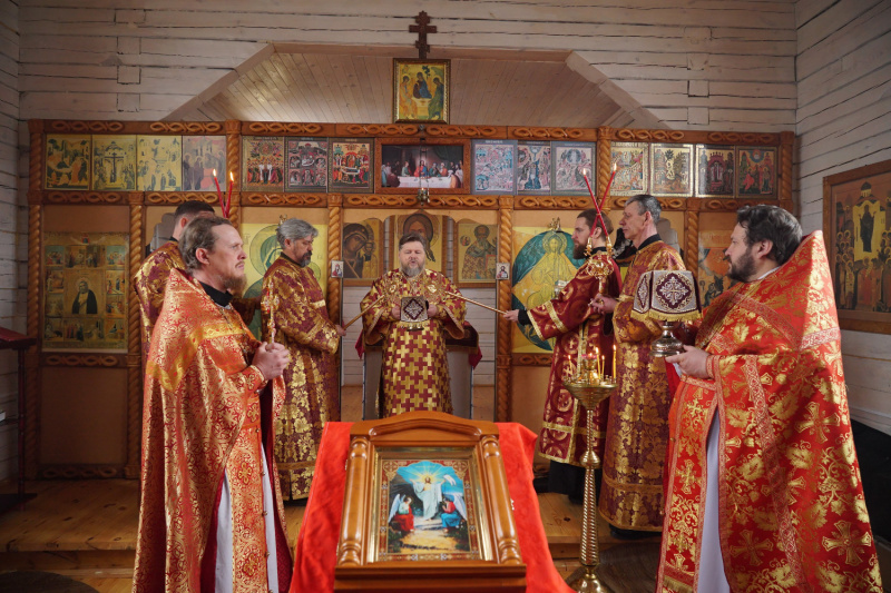  В четверг Светлой седмицы епископ Серафим совершил Божественную литургию в храме икон Божией Матери «Умягчение злых сердец» и «Неупиваемая Чаша» села Ненинка 