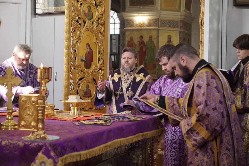 В Великий Четверг епископ Серафим совершил Божественную литургию в Успенском кафедральном соборе 