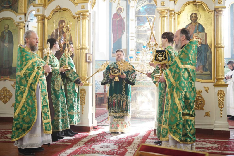 В праздник Входа Господня в Иерусалим епископ Серафим совершил Божественную литургию в Успенском кафедральном соборе 