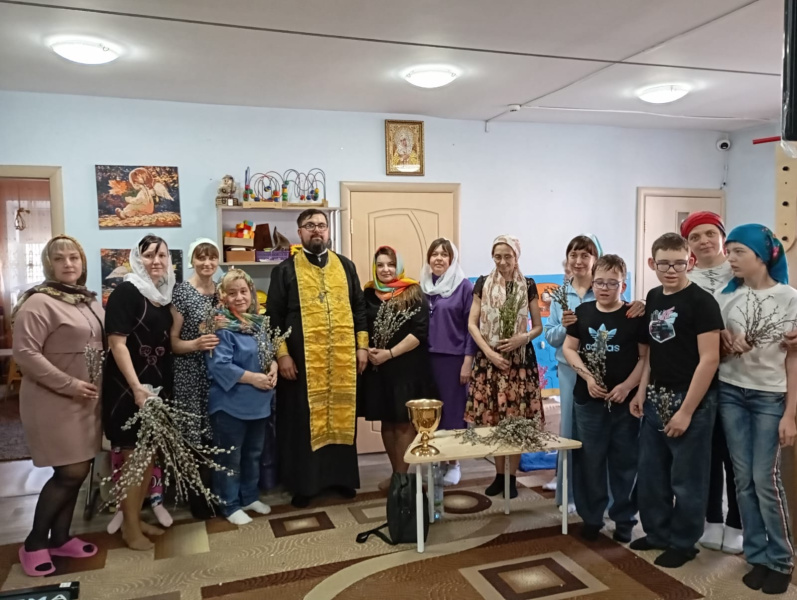 В праздник Входа Господня в Иерусалим настоятель храма иконы Божией Матери «Умиление» города Бийска освятил вербы в Общественной организации «Дети Ангелы» 
