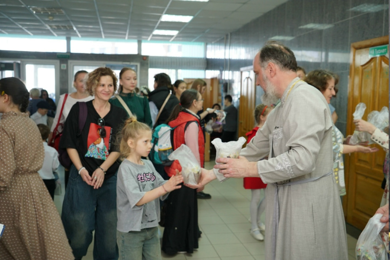 В Пасхальные дни отдел социального служения и церковной благотворительности Бийской епархии раздал куличи в социальных учреждениях и на епархиальных мероприятиях 