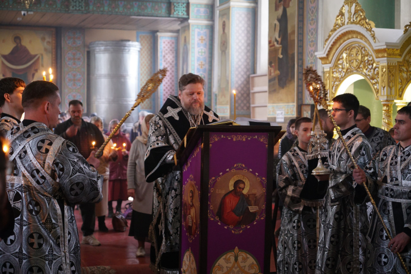 Накануне Великой Пятницы епископ Серафим совершил утреню с чтением двенадцати Страстных Евангелий в Успенском кафедральном соборе