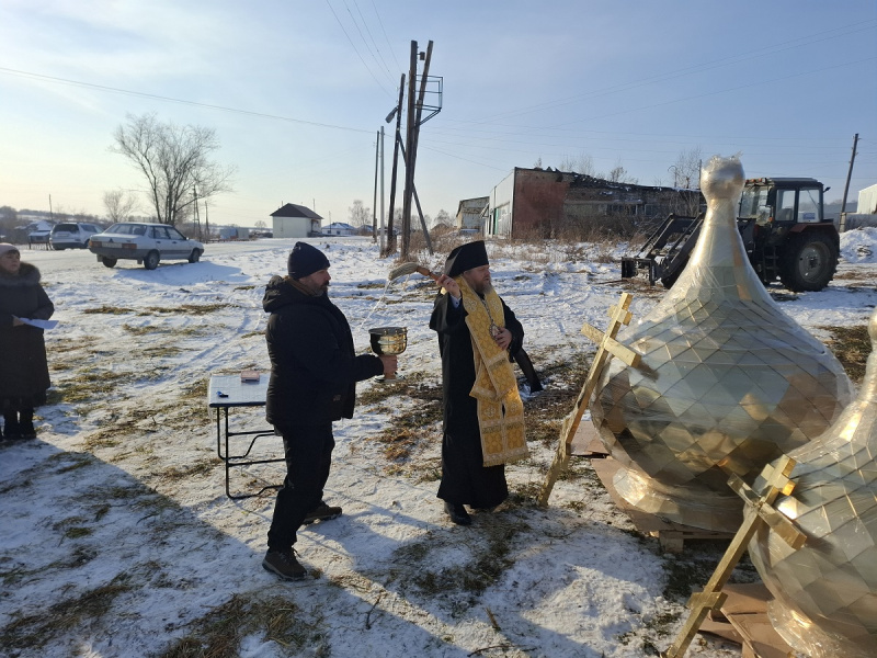 Епископ Серафим освятил накупольные кресты и купола строящегося храма Архистратига Божия Михаила села Горновое 