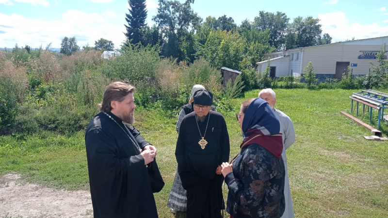 Преосвященный Серафим посетил с рабочим визитом село Алтайское 