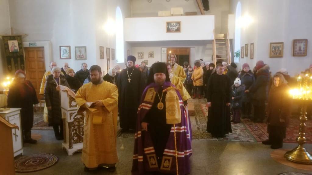 Епископ Серафим совершил Божественную литургию и хиротонию в Богоявленском храме села Соколово 