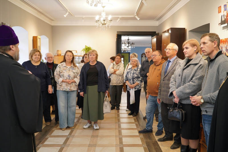 В выставочном зале Бийского архиерейского подворья открылась фотовыставка «Жизнь в служении», посвященная 80-летию Святейшего Патриарха Кирилла
