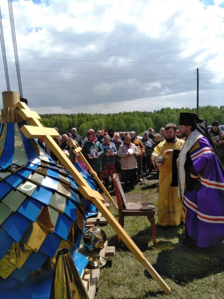  Епископ Серафим освятил накупольные кресты и купола строящегося храма в честь Казанской иконы Божией Матери села Березово Солтонского района
