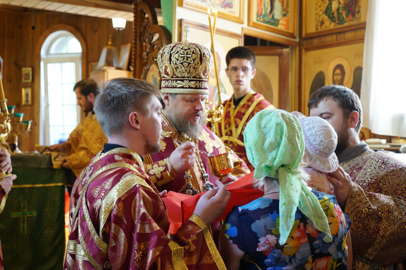 В день празднования Третьего обретения главы Иоанна Предтечи епископ Серафим совершил Божественную литургию в Свято-Троицком храме села Малоугренево 