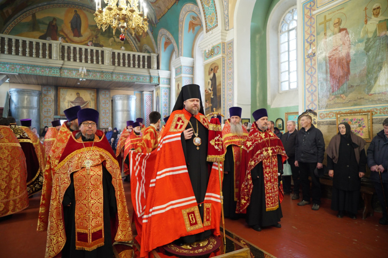 В праздник Светлого Христова Воскресения епископ Серафим совершил Пасхальную великую вечерню в Успенском кафедральном соборе города Бийска 