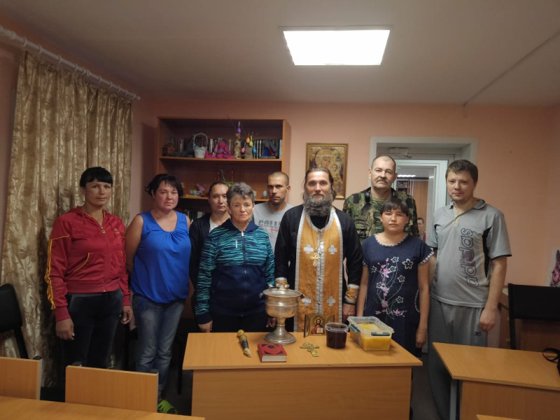 Помощник благочинного города Бийска по тюремному служению совершил чин малого освящения воды и благословил мёд в ИЦ ФКУ КП № 2   