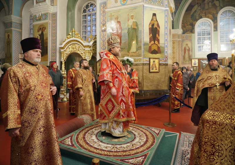 В канун Недели 26-й по Пятидесятнице, дня памяти святой великомученицы Екатерины, епископ Серафим совершил всенощное бдение в Успенском кафедральном соборе