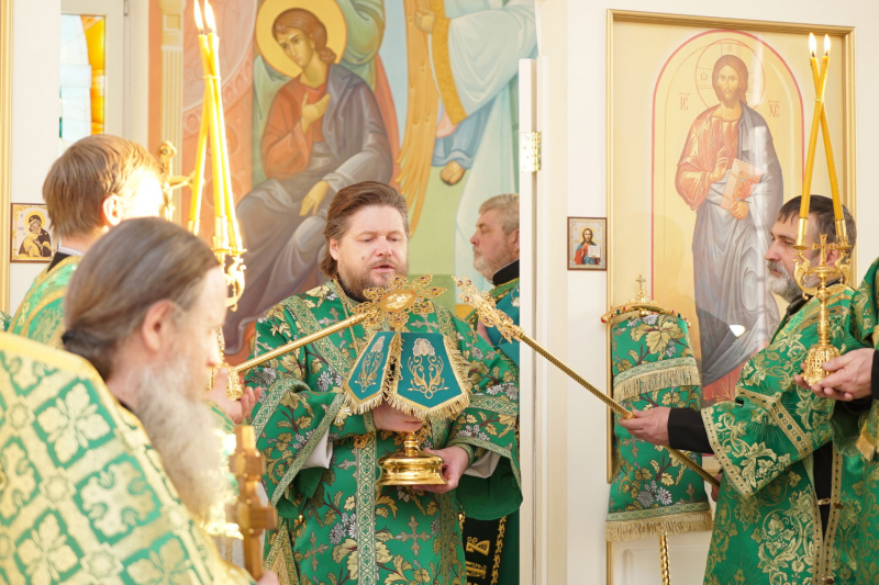 Архиерейское Богослужение в храме святого праведного Иоанна Кронштадтского православной школы города Бийска