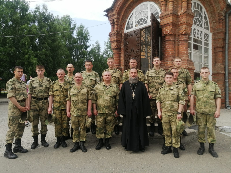 В праздник Святой Троицы руководитель отдела по взаимодействию с вооруженными силами и правоохранительными органами организовал для военнослужащих посещение православного храма