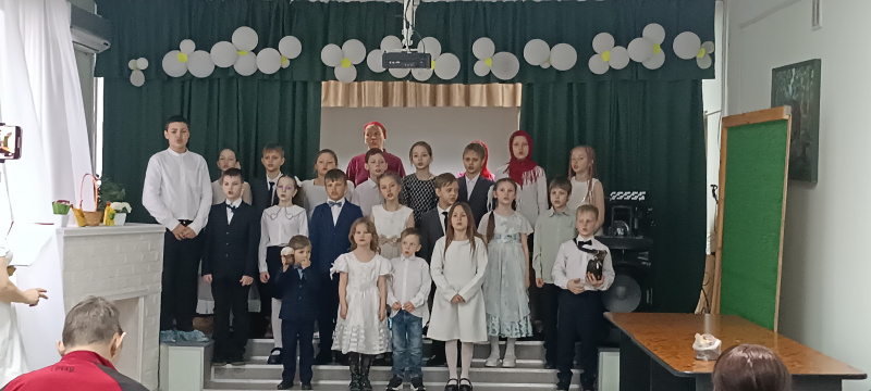 В праздник Светлого Христова Воскресения настоятель храма Покрова Пресвятой Богородицы Свято-Макарьевской монашеской общины вместе с детской воскресной школой посетил Бийский дом-интернат для престарелых и инвалидов