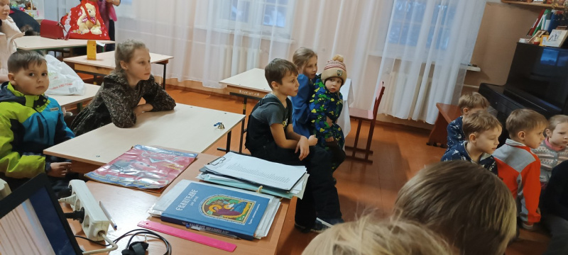 В воскресной школе Покровского храма Свято-Макарьевской мужской монашеской общины провели урок, посвященный празднику Крещения Господня