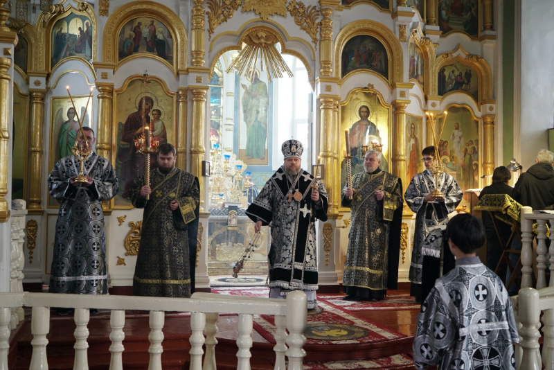 Накануне Великого Четверга епископ Серафим совершил вечернее богослужение в Успенском кафедральном соборе