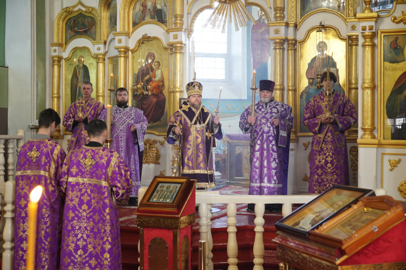 Накануне Недели 5-й Великого поста епископ Серафим совершил всенощное бдение в Успенском кафедральном соборе 