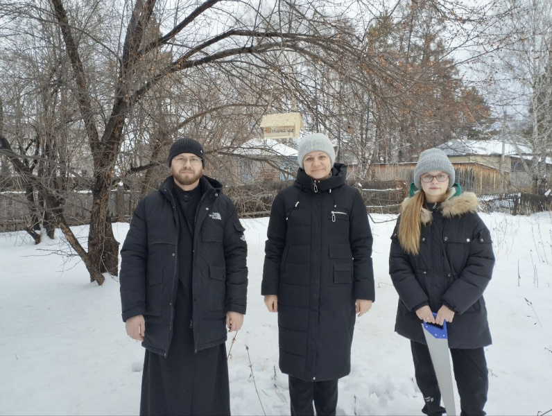 На территории храма Святой Троицы села Красногорское разместили кормушки для птиц 