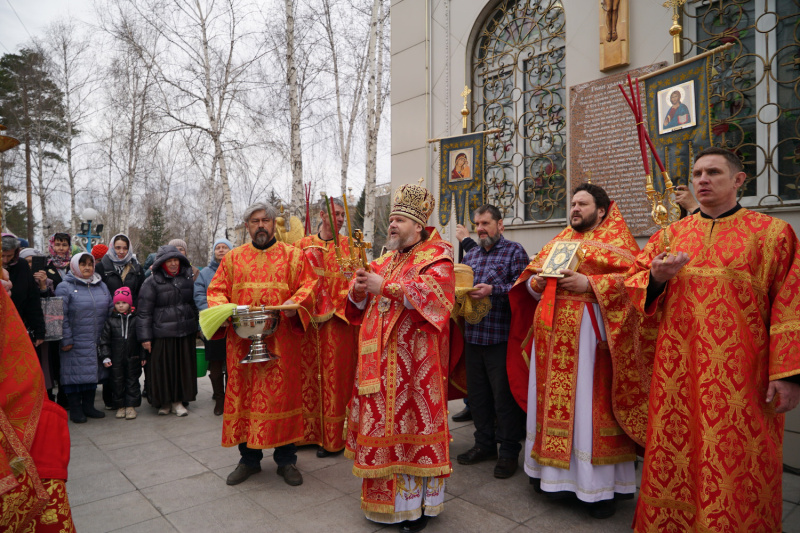 В понедельник Светлой седмицы епископ Серафим совершил Божественную литургию в храме Покрова Божией Матери города Бийска 