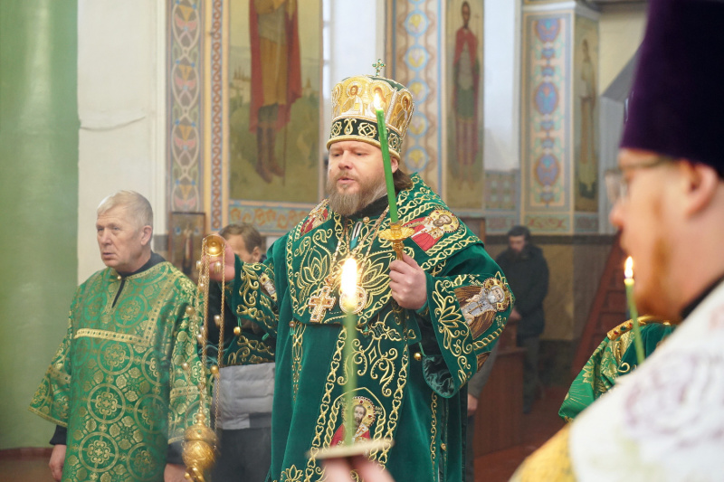 Епископ Серафим совершил Всенощное бдение накануне Дня памяти преподобного Серафима Саровского 