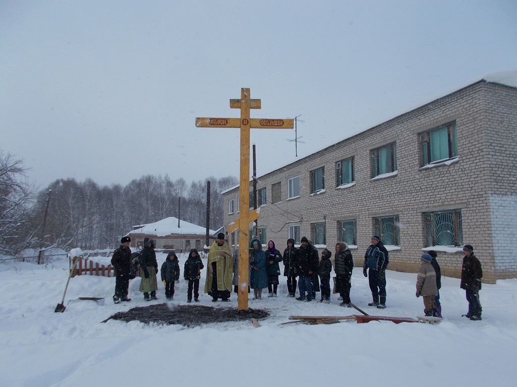 В селе Ненинка Солтонского района освящен и установлен поклонный крест на месте разрушенного храма