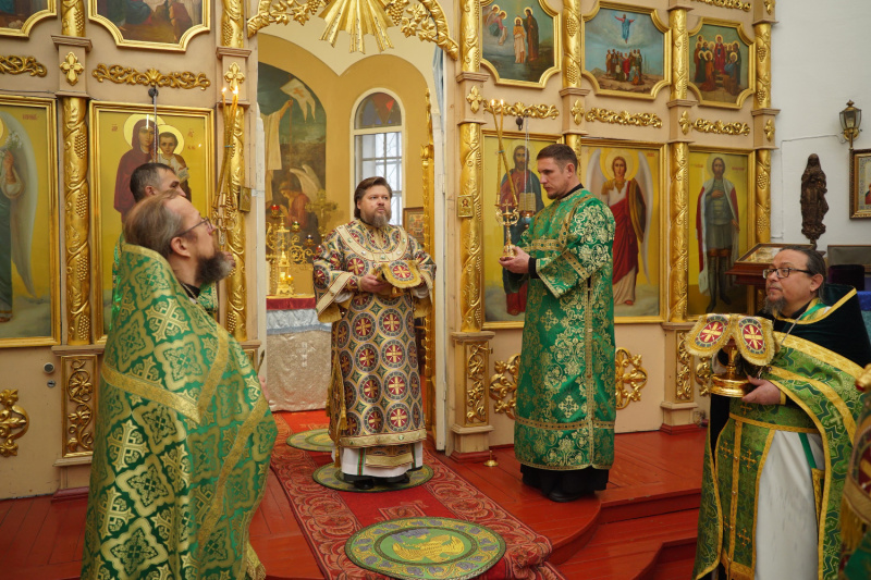 В день памяти святого благоверного  князя Александра Невского епископ Серафим совершил Божественную литургию в селе Одинцовка 