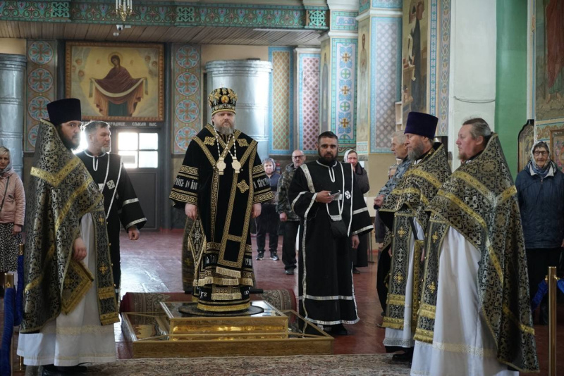 В Великий Понедельник епископ Серафим совершил литургию Преждеосвященных Даров в Успенском кафедральном соборе 