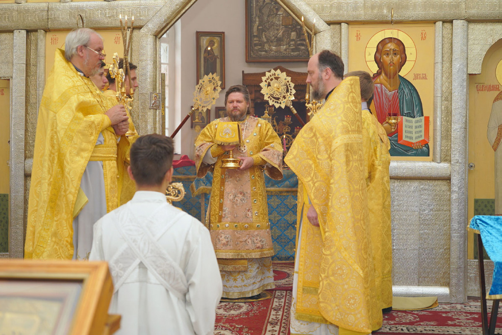 Архиерейское богослужение в храме Святого Великомученика и целителя Пантелеимона города Белокуриха