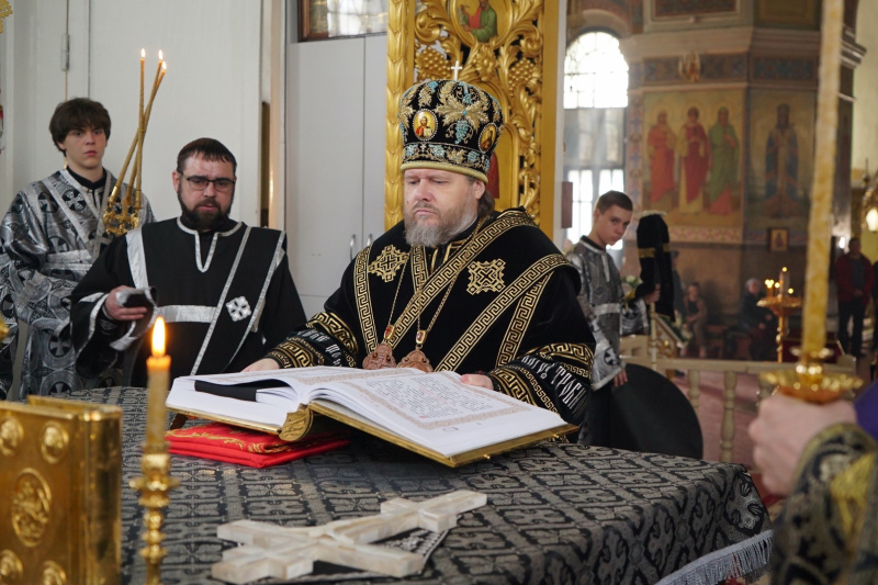 Накануне Великого Понедельника епископ Серафим совершил вечернее богослужение в Успенском кафедральном соборе 
