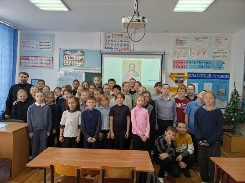 Священник храма Покрова Пресвятой Богородицы села Алтайское провел урок со школьниками, посвященный празднику Рождества Христова 