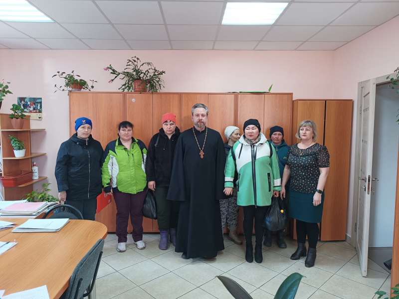 Настоятель храма святителя Николая Чудотворца села Солонешное провел благотворительную акцию совместно с социальным отделом сельской администрации