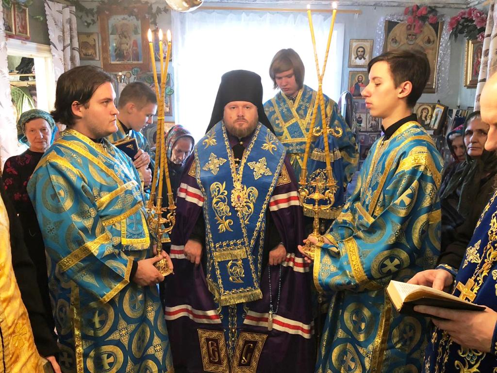 Накануне дня празднования Казанской иконы Божией Матери епископ Серафим совершил вечернее богослужение в Казанском храме поселка Гордеевский 